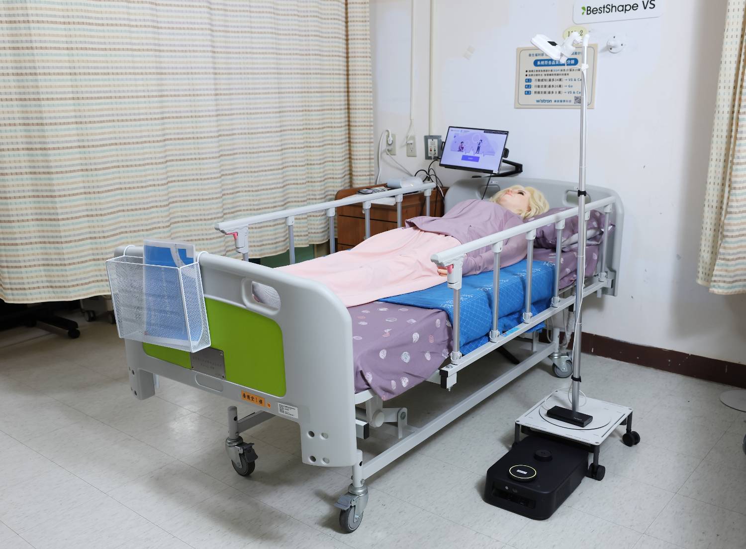At a demo bed, the Sigma robot parks bedside carrying the contactless mmWave sensor to take measurements (Image: 經濟部中小及新創企業署 新創採購)