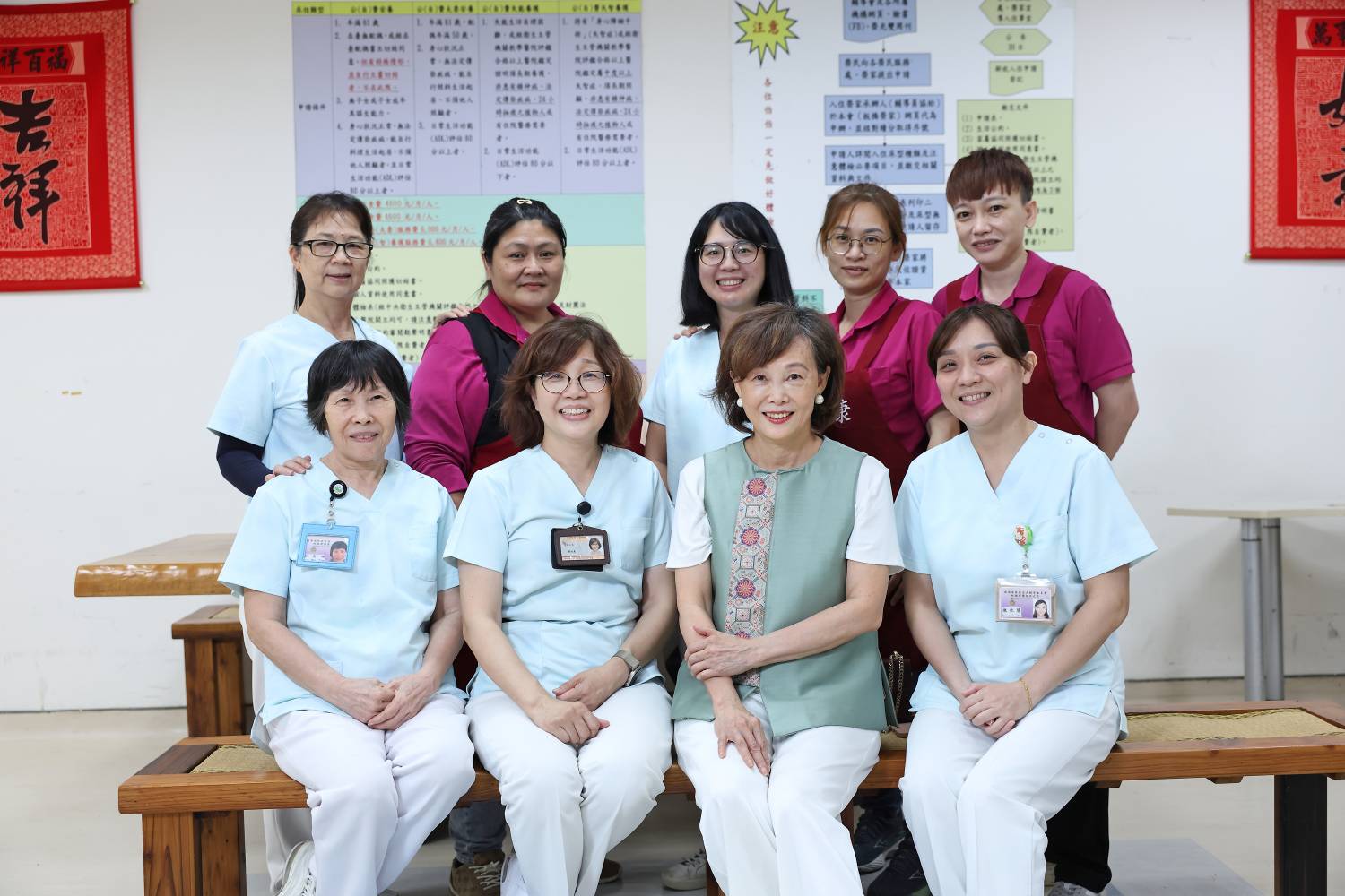 板橋榮家 Director 陳桂美 (front row, second from right) with the care team, continuing to use technology to "reduce stress, reduce burden, reduce load" (Image: 經濟部中小及新創企業署 新創採購)
