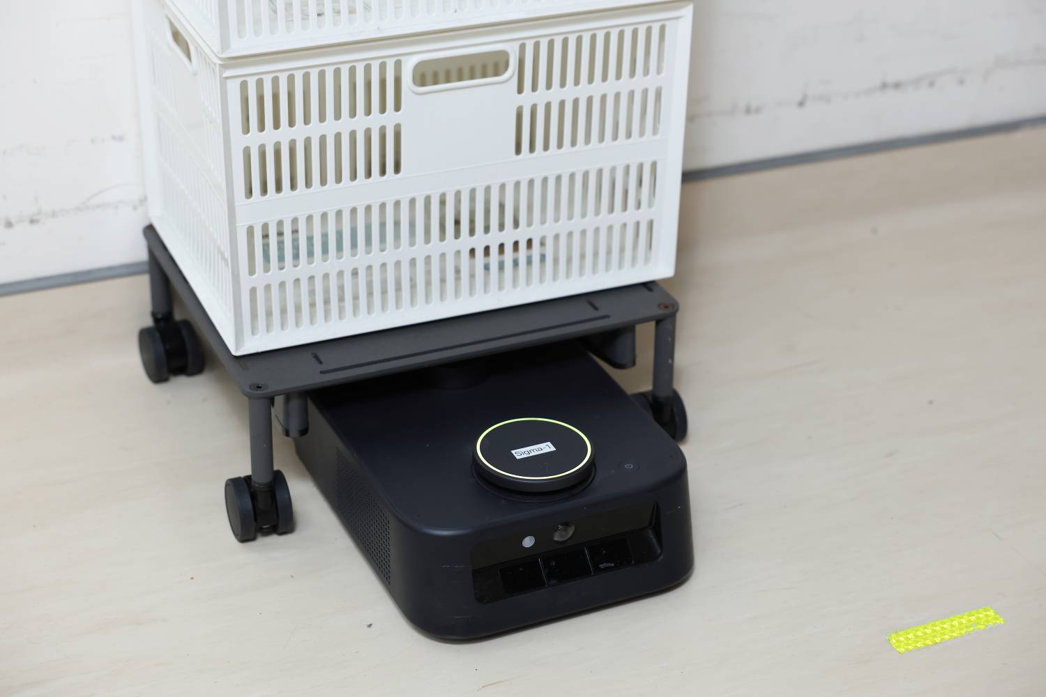 By day, with the vital-sign sensor removed, the robot swaps to a storage shelf and runs supplies between nursing stations and the front desk (Image: 經濟部中小及新創企業署 新創採購)