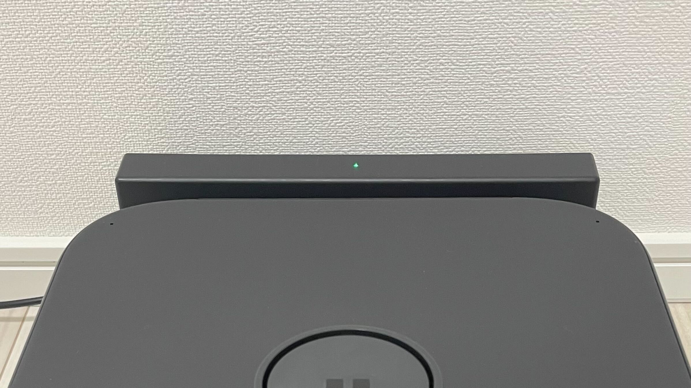 充電座 LED 綠燈示意——亮綠燈代表正常充電中